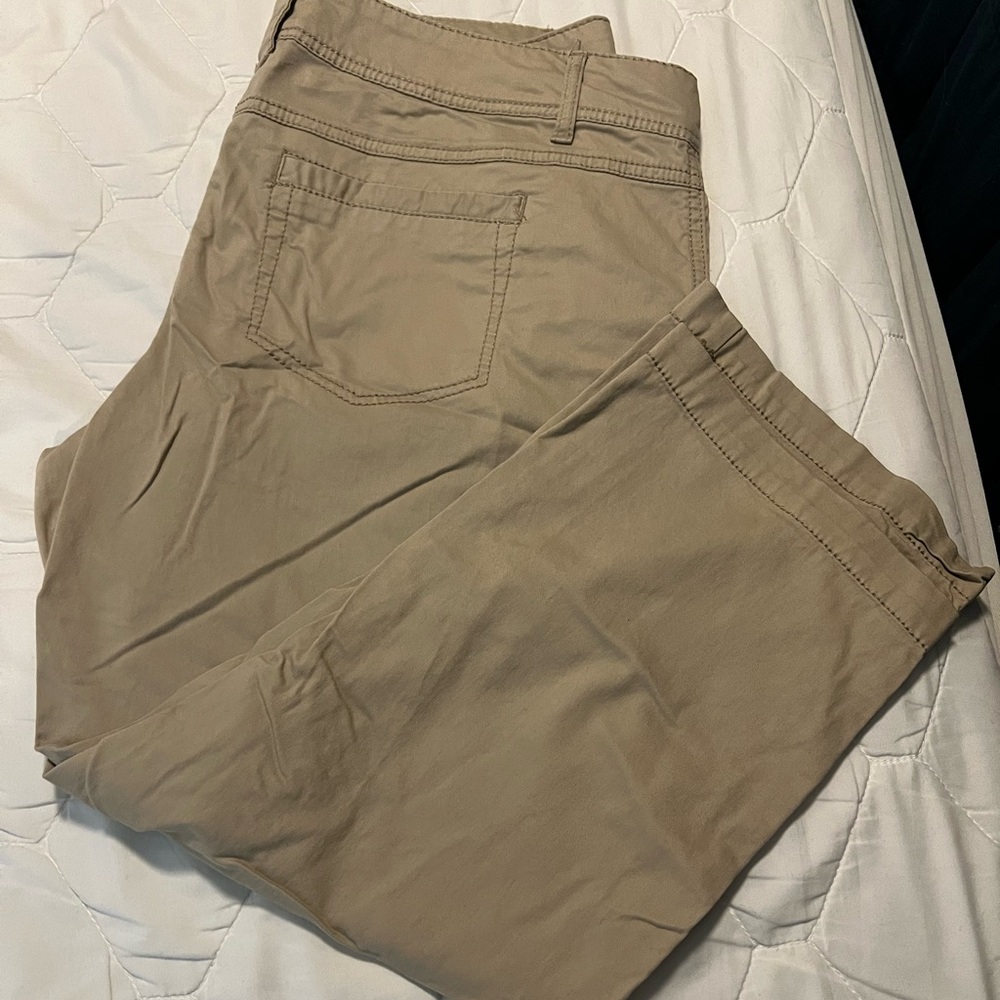 Maurice’s khaki capris
